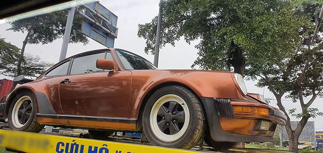 Chiếc Porsche 930 Turbo duy nhất tại Việt Nam sở hữu màu sơn đồng hoài cổ.