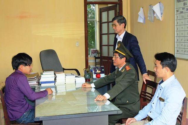 Đối tượng Phạm Minh Vương (áo tím) tại CQĐT. Ảnh:TL