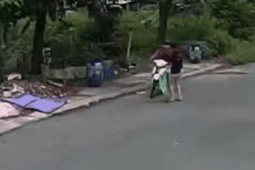 Tin tức trong ngày - Clip: Đi bộ sang đường, cô gái bị cướp giật dây chuyền trong tích tắc