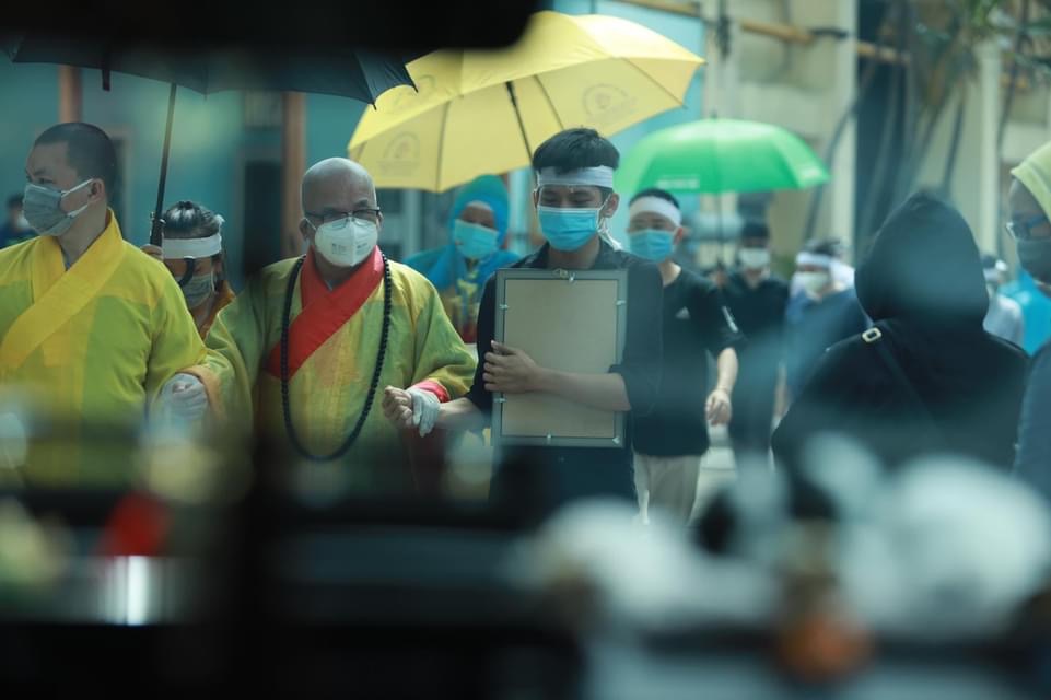 Loạt ảnh mới được tiết lộ về lễ hỏa táng cố ca sĩ Phi Nhung gây xúc động mạnh - 1