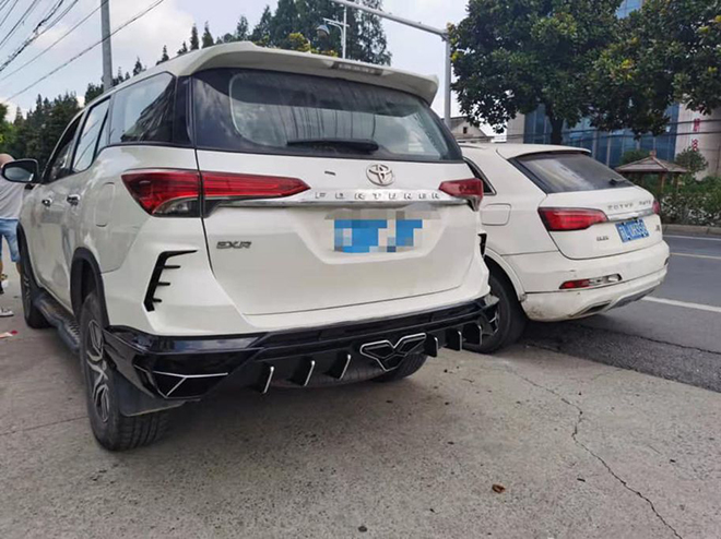 Toyota Fortuner hầm hố trong gói độ thành xe Urus - 3