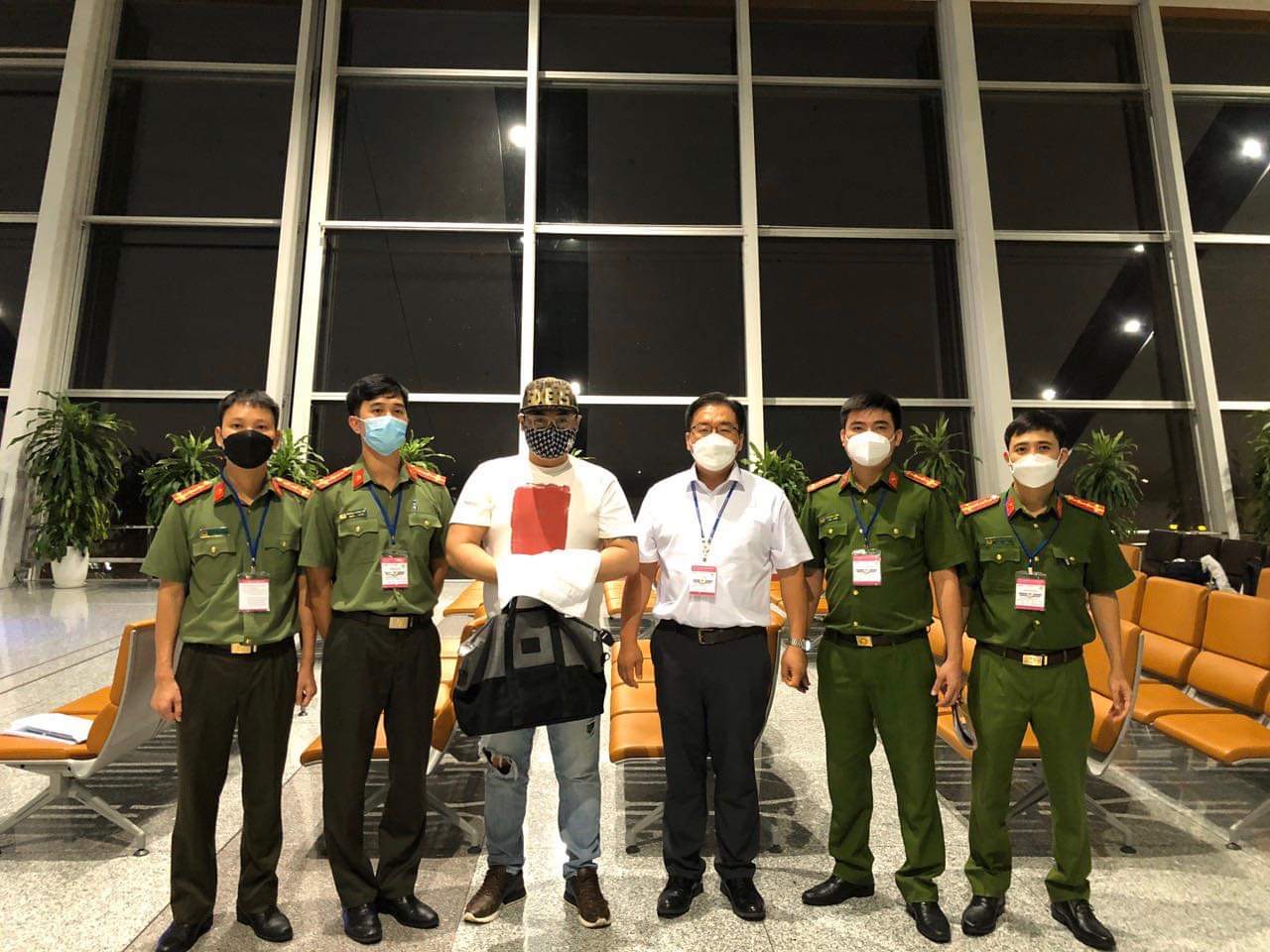 Kim Juchan được Công an quận Cầu Giấy bàn giao cho Cảnh sát Quốc gia Hàn Quốc tại sân bay Nội Bài
