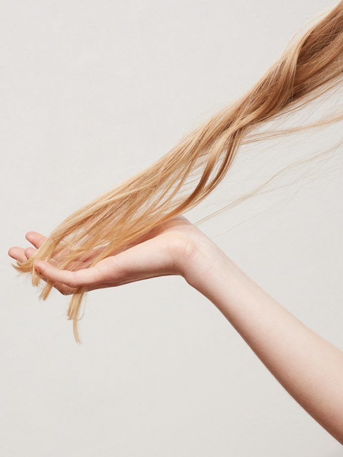 Cách làm xịt dưỡng tóc qua đêm giúp trị khô xoăn, gãy rụng - 1