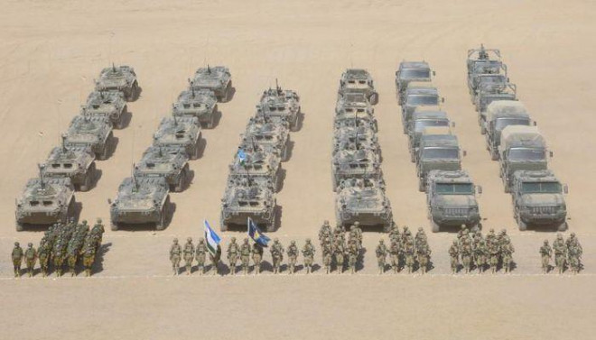 Lục quân Tajikistan có 253 xe tăng,
347 xe bọc thép các loại, 90 lựu pháo và 128 giàn phóng rocket.