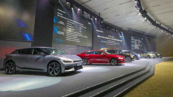 Xe điện Kia EV6 (đầu tiên bên trái) lăn bánh ra sân khấu tại hội trường lớn của Thaco Auto ở Quảng Nam