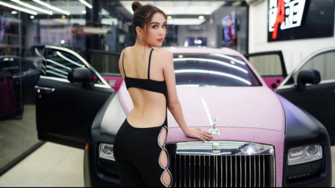 Ngọc Trinh khoe đường cong rực lửa trong xế sang Rolls-Royce - 3