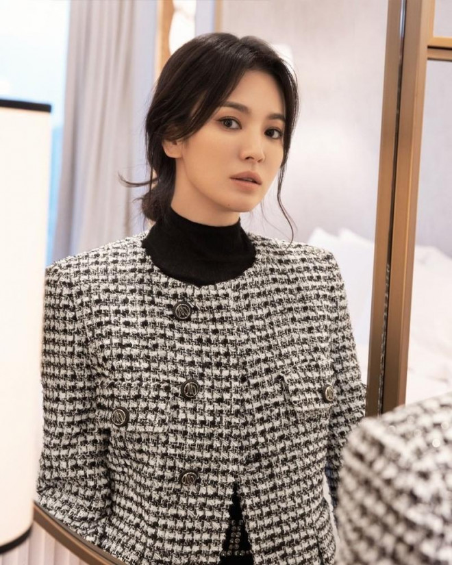 Học ngay Song Hye Kyo cách mix đồ đơn sắc cho mùa Đông vừa &#34;hack dáng&#34; vừa sang chảnh - 1