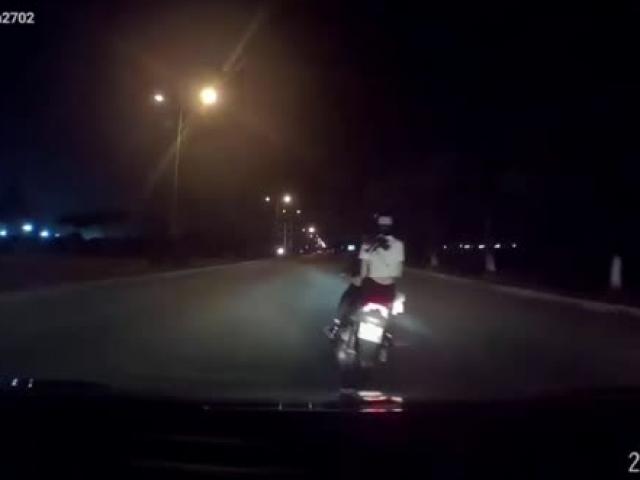 Tin tức trong ngày - Clip: Bị lái xe máy chở cô gái đánh võng tạt đầu, tài xế ô tô rượt đuổi để trút giận