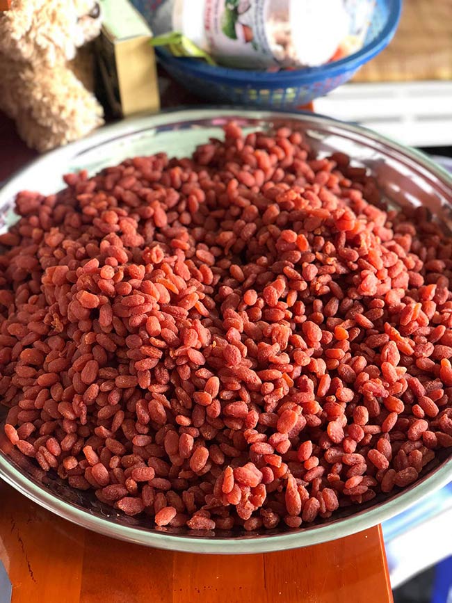 Cau kiểng ra quả quanh năm. Giờ đây một số người thu mua để làm mứt cau kiểng và bán với giá khá đắt đỏ, muốn ăn phải đặt trước mới có hàng.&nbsp;

