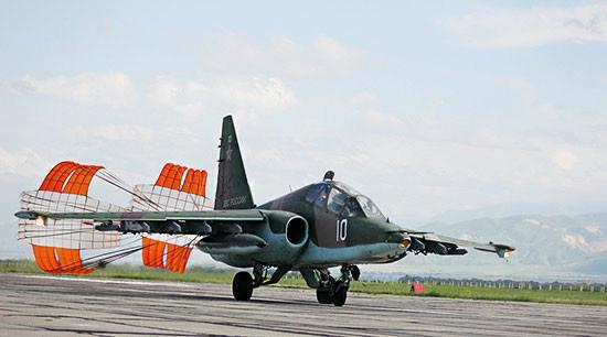 Các máy bay cường kích Su-25 là thành
phần không thể thiếu tại căn cứ 201. Với khả năng tác chiến vượt
trội, loại cường kích này sẽ xóa sổ các cứ điểm của đối phương.