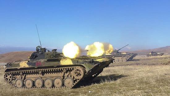 Tại căn cứ 201, Nga còn bố trí rất
nhiều xe bọc thép chở quân BMP-2. Dòng xe này có sức chiến đấu đáng
nể trên các địa hình phức tạp như tại biên giới
Afghanistan-Tajikistan.