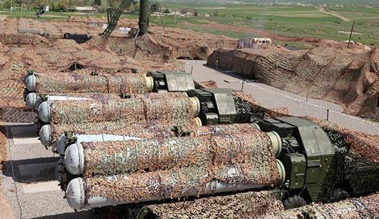 Tại căn cứ 201, Nga cũng bố trí nhiều
tổ hợp phòng không S-300PM, giúp đánh chặn tên lửa đạo đạo chiến
thuật hoặc chiến đấu cơ đối phương.