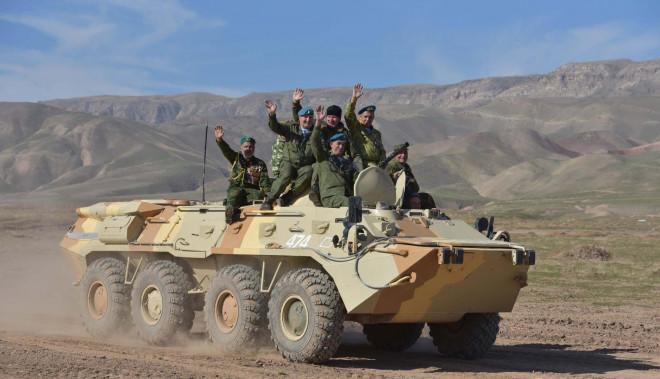 Ngay thời điểm Taliban đang có bước
tiến mạnh mẽ tại Afghanistan vào tháng 7/2021, Nga đã tăng cường
hàng trăm khí tài mới trong đó chủ yếu là xe tăng T-72B3 và xe
chiến đấu bộ binh BTR-82A cho căn cứ 201.