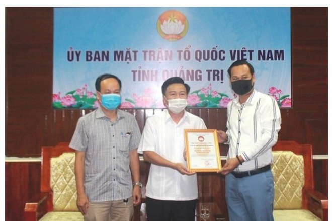Ông Hà Văn Tự - đại diện cho nghệ sĩ Hoài Linh - trao tặng số tiền ủng hộ đồng bào gặp lũ lụt ở tỉnh Quảng Trị