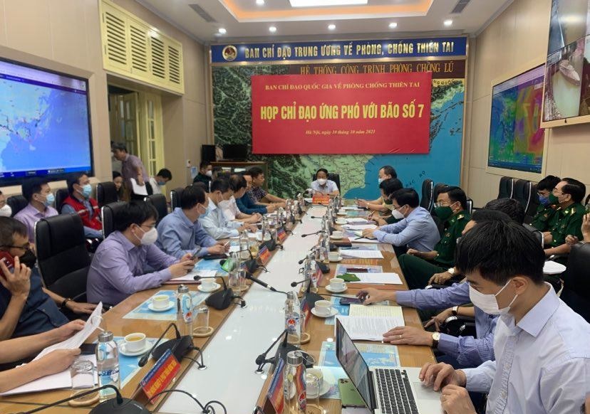 Phó Thủ tướng Lê Văn Thành chủ trì cuộc họp ứng phó bão số 7 và mưa lũ. Ảnh VGP/Đức Tuân.