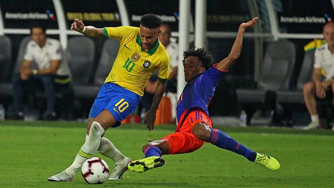Neymar (áo vàng) trở lại trong cuộc đấu với Colombia