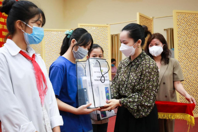175 học sinh khó khăn nhận quà từ chương trình “Cùng em học tốt trong đại dịch Covid-19” - 3