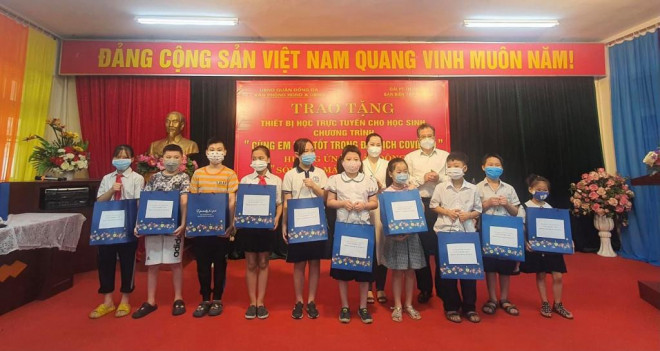 Ban tổ chức tặng quà cho học sinh quận Đống Đa