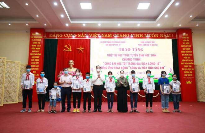 Ban tổ chức tặng quà cho học sinh huyện Mỹ Đức