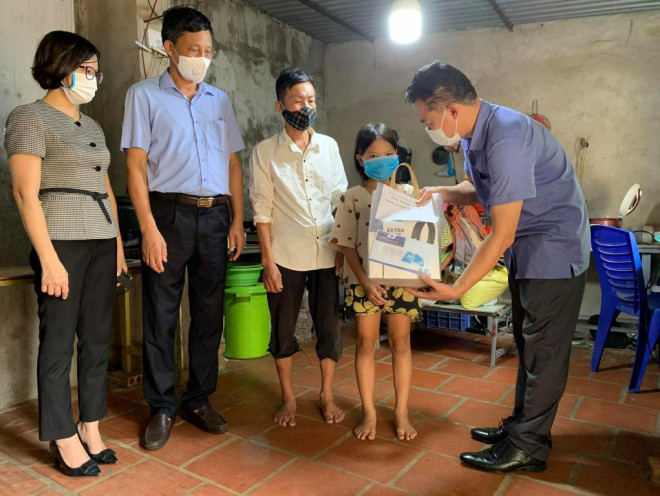 175 học sinh khó khăn nhận quà từ chương trình “Cùng em học tốt trong đại dịch Covid-19” - 5