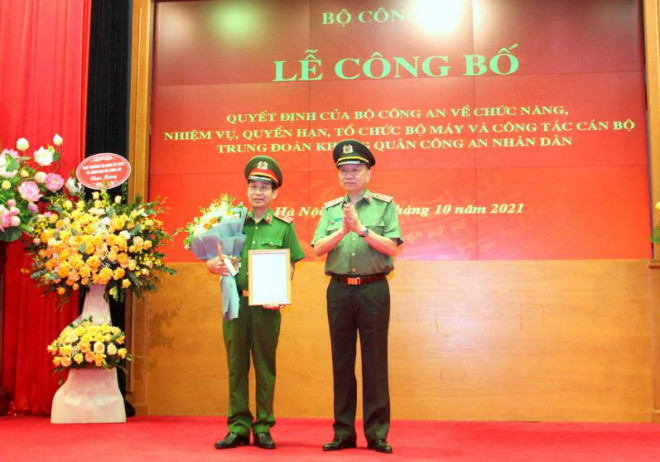 Bộ trưởng Tô Lâm trao Quyết định về chức năng, nhiệm vụ, quyền hạn, tổ chức bộ máy của Trung đoàn Không quân CAND cho Bộ Tư lệnh CSCĐ