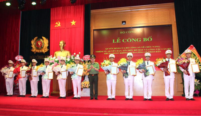 Bộ trưởng Tô Lâm trao các Quyết định về công tác cán bộ cho các đồng chí thuộc Trung đoàn Không quân CAND