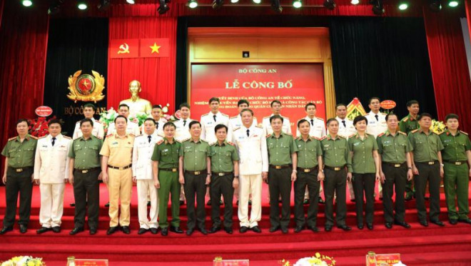 Các đại biểu chụp ảnh lưu niệm với Trung đoàn Không quân CAND