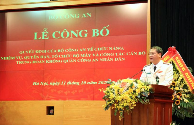 Đại tá Nguyễn Ngọc Trung, Trung đoàn trưởng Trung đoàn Không quân CAND phát biểu nhận nhiệm vụ tại buổi lễ