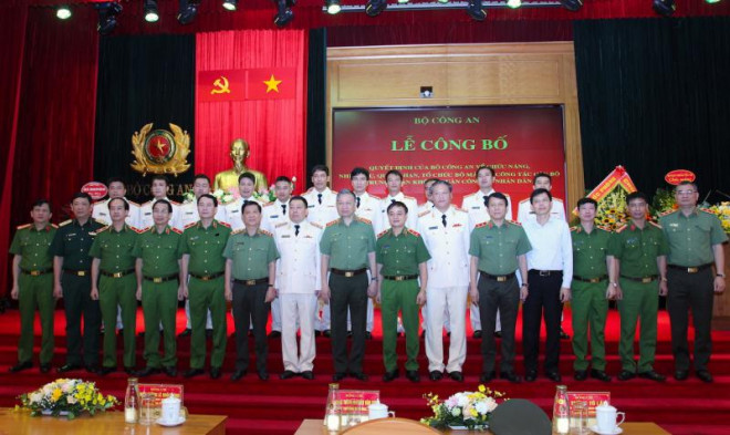 Bộ trưởng Tô Lâm với các đại biểu tham dự buổi lễ