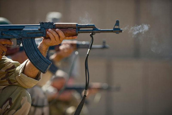 Binh sĩ Iraq sử dụng súng AK-47 của Nga trong một cuộc tập trận. Ảnh: U.S. AIR FORCE PHOTO/STAFF SGT. LEVI RIENDEAU