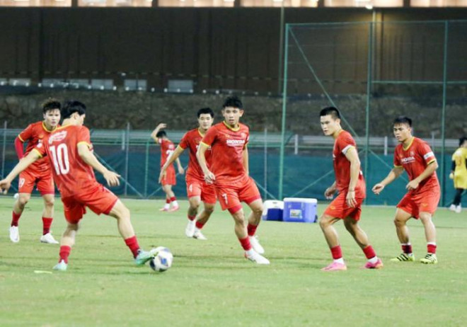 Tuyển Việt Nam tích cực tập luyện chờ đấu Oman