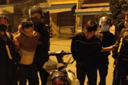 Pháp luật - Hai cẩu tặc ép xe Cảnh sát cơ động định bỏ chạy