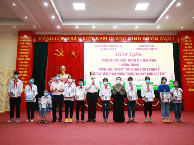 Tin Hà Nội - 175 học sinh khó khăn nhận quà từ chương trình “Cùng em học tốt trong đại dịch Covid-19”