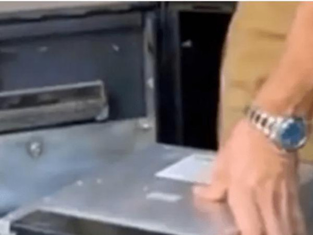 Phi thường - kỳ quặc - Người đàn ông mua lại chiếc máy ATM cũ, đập ra định bán sắt vụn thì phát hiện thứ gây choáng