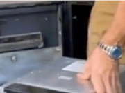 Phi thường - kỳ quặc - Người đàn ông mua lại chiếc máy ATM cũ, đập ra định bán sắt vụn thì phát hiện thứ gây choáng