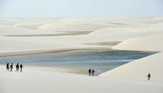 Vườn quốc gia Lencois Maranhenses ở Brazil là một điểm đến thú vị, nơi đầm phá xuất hiện bí ẩn giữa cồn cát. 
