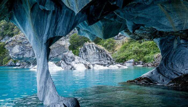 Tới động Marble ở Chile, du khách có thể khám phá những hang động tuyệt đẹp bằng đá cẩm thạch được chạm khắc bởi nước qua nhiều thế kỷ.
