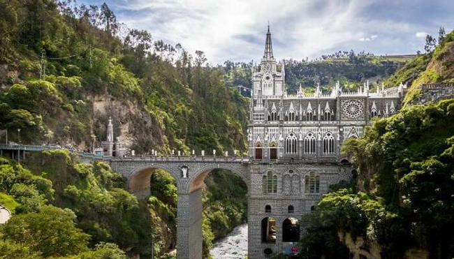 Thánh địa Las Lajas ở Colombia&nbsp;là một nhà thờ Gothic sừng sững cao 45m nằm&nbsp;trên một dòng sông ở biên giới Colombia - Ecuador.
