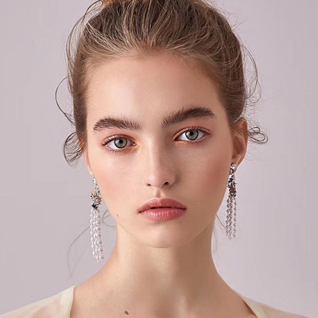 Anastasia Bezrukova vừa là diễn viên vừa tiếp tục theo đuổi sự nghiệp người mẫu phát huy chiều cao 1m70.
