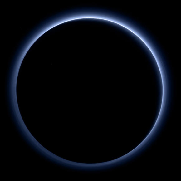Bầu khí quyển mong manh và tuyệt đẹp của "hành tinh thứ 9" - Ảnh: NASA/Đại học Johns Hopkins/Viện Nghiên cứu Tây Nam