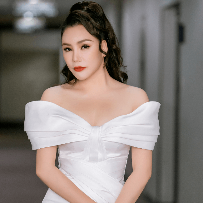 Hồ Quỳnh Hương

Nữ ca sĩ sinh tại thành phố Hạ Long, tỉnh Quảng Ninh nên được xem như là &#34;con cưng&#34; của những người dân nơi này khi cô đã được phong tặng danh hiệu Nghệ sĩ vùng đất mỏ. Trong suốt chặng đường ca hát, đến nay Hồ Quỳnh Hương đã để lại rất nhiều những tác phẩm chất lượng như: Có Nhau Trọn Đời, Bức Thư Tình Thứ Hai...&nbsp;
