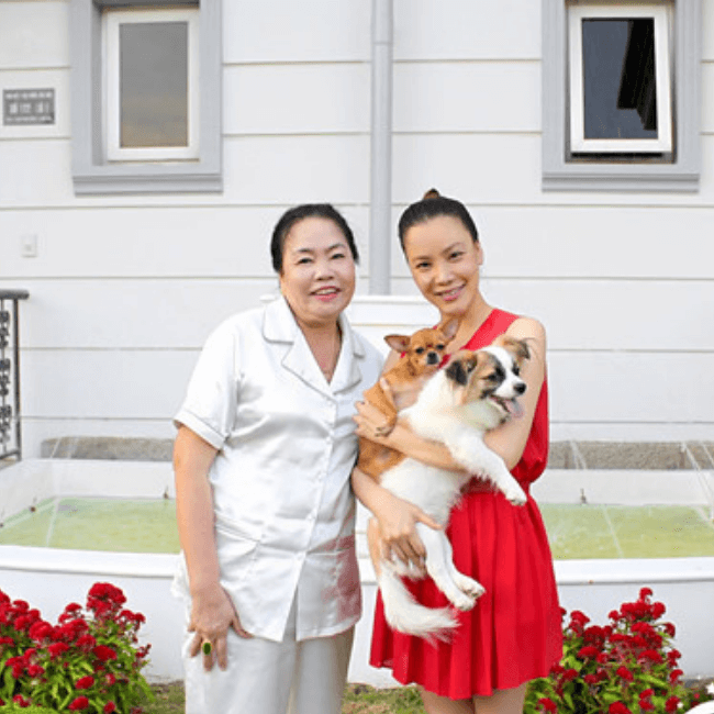 Sau thời gian dài hoạt động nghệ thuật Hồ Quỳnh Hương sở hữu nhiều căn biệt thự giá trị tại TPHCM và Quảng Ninh. Cơ ngơi hoành tráng tại Thủ Đức (TP.HCM) với tổng diện tích lên đến 600m2. Căn biệt thự được xây dựng và trang trí theo phong cách hoàng gia, xung quanh có cây xanh, hồ bơi... Với thiết kế sang trọng cùng độ hoành tráng, nhiều khán giả đồn đoán cơ ngơi này có giá hàng chục tỷ đồng.&nbsp;
