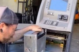 Kinh doanh - Mua lại cây rút tiền cũ để lấy sắt vụn, ai ngờ đập ra phát hiện thứ "gây choáng"
