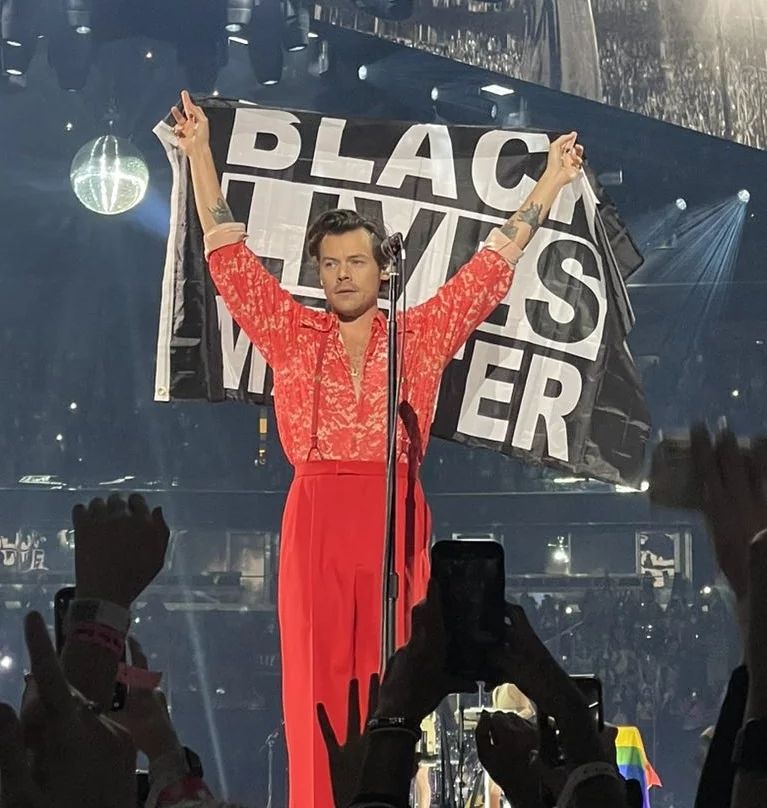 Harry Styles xứng danh biểu tượng thời trang trong tour diễn đình đám - 7