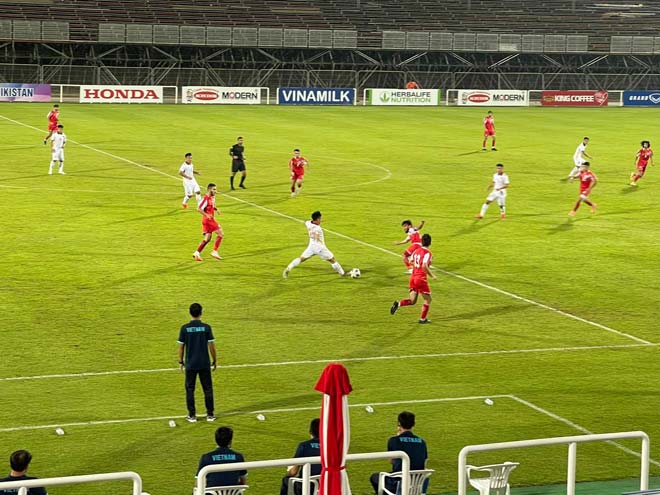 U23 Việt Nam (áo trắng) gặp nhiều khó khăn trước U23 Tajikistan chơi áp sát