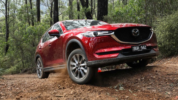 Mazda CX-5 vs Mazda 6: chọn SUV gầm cao hay sedan dạo phố thích hơn? - 1