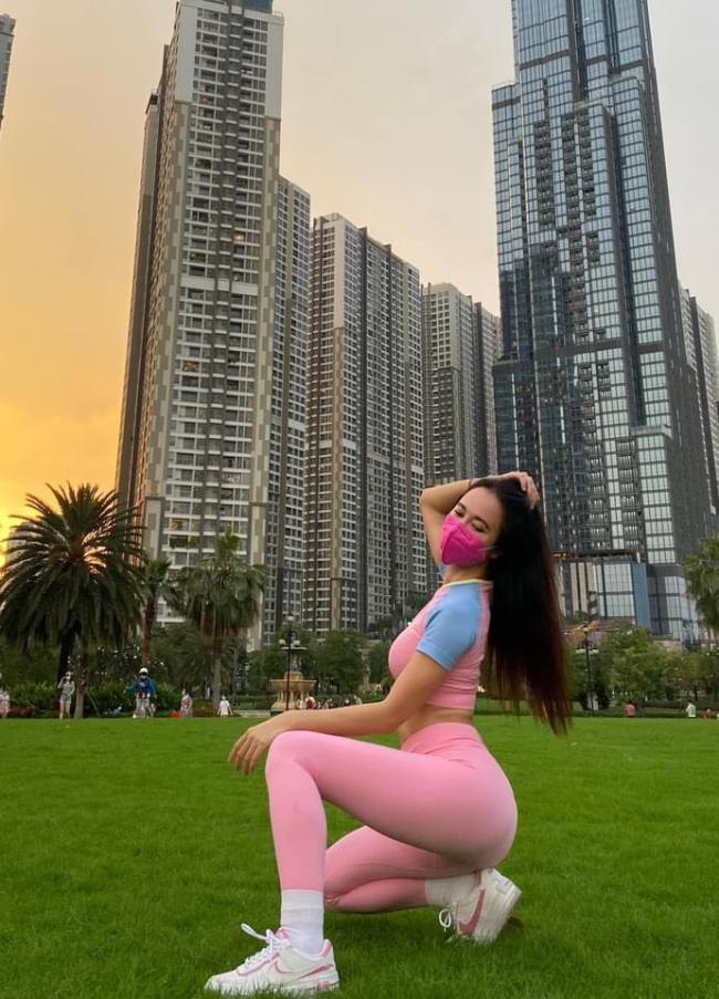 Trang phục đơn giản nhưng luôn giúp nữ diễn viên phô diễn&nbsp;đường cong hình thể và nổi bật giữa không gian rộng.
