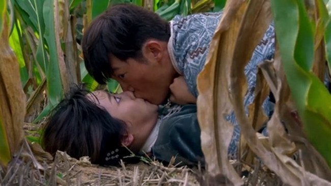 Trước Long Châu truyền kỳ, Dương Tử đã có cảnh hôn ấn tượng trên màn ảnh trong phim Đại Ương Ca. Trong phim, cô và diễn viên nam có cảnh khóa môi giữa ruộng ngô.
