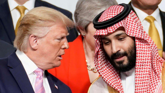 Hoàng gia Ả Rập Saudi đã tặng áo choàng lông thú giả cho cựu Tổng thống Donald Trump. Ảnh: Reuters
