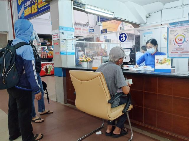 Tin tức trong ngày - Ga Sài Gòn mở cửa bán vé tàu: “Được đi lại rồi, mừng quá em ơi!”